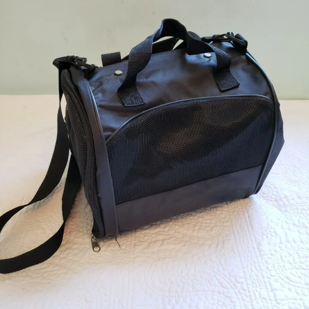 NWOT Pet Carrier Approximate Measurements: L 12